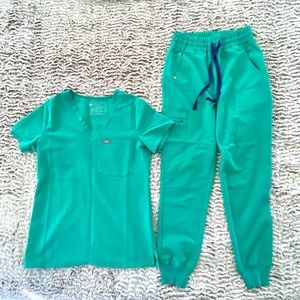 FIGS XXS PETITE SCRUB TOP and JOGGER PANTS.